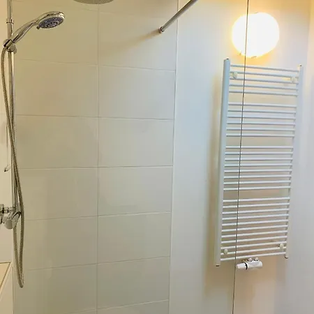 House Parallel Apartment