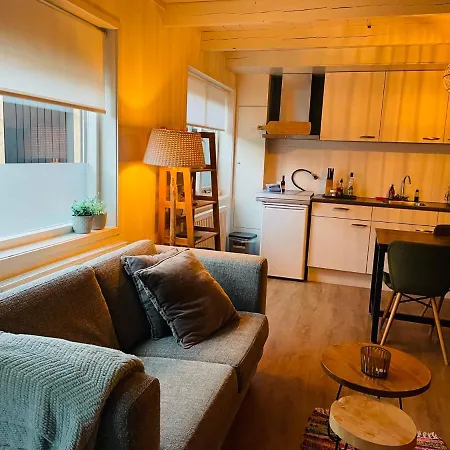 House Parallel Apartment
