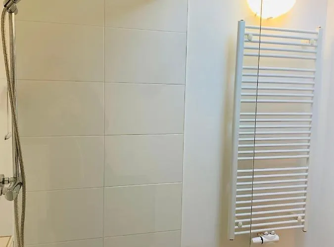 House Parallel Apartment